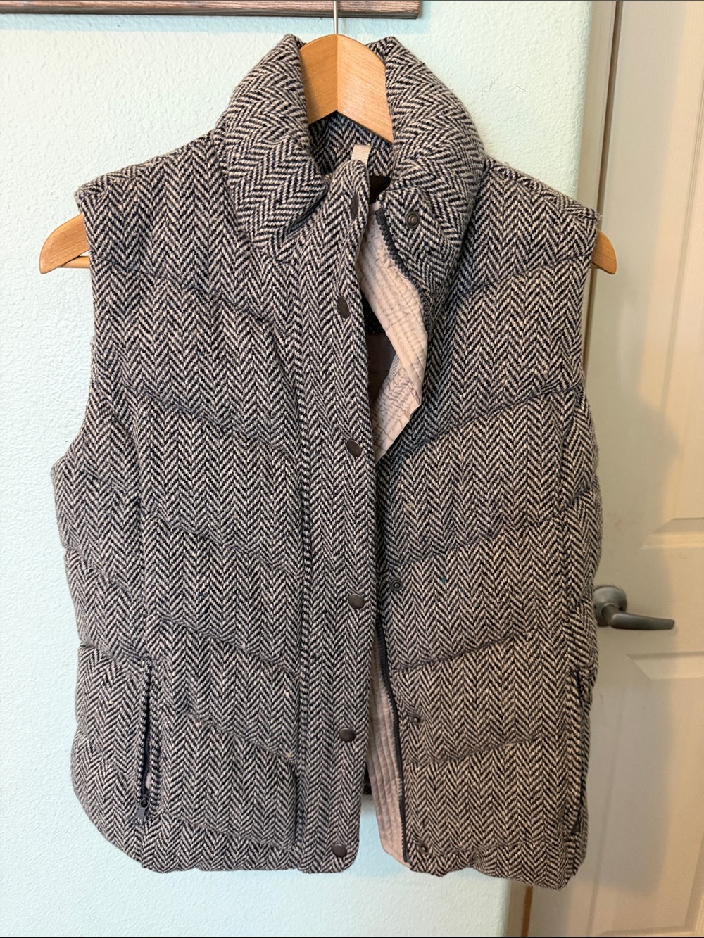 Gap 2013 Women's Herringbone Puffer Vest - Navy/grey/cream M